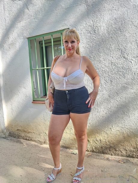 Big Tits Mom Nude Pictures